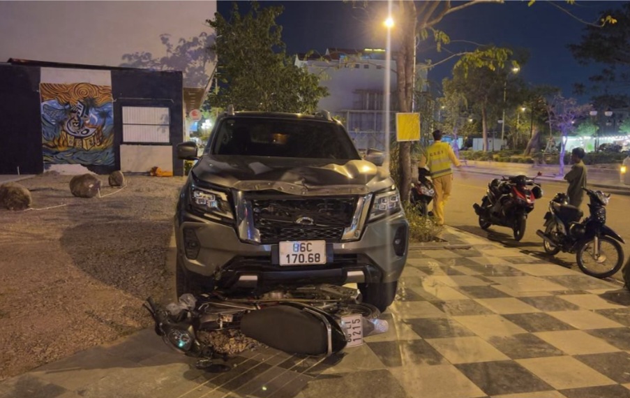 Khởi tố vụ &aacute;n xe b&aacute;n tải k&eacute;o l&ecirc; xe m&aacute;y khiến nạn nh&acirc;n tử vong tại L&acirc;m Đồng - Ảnh 1.