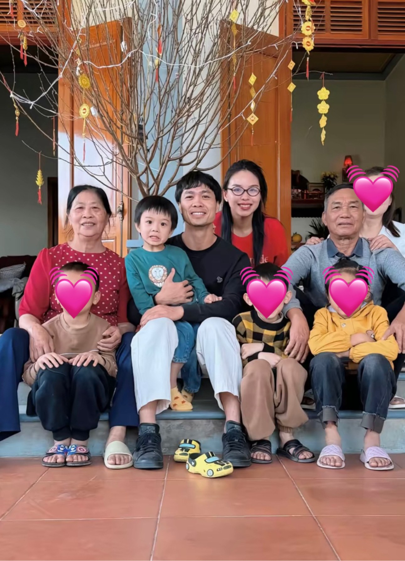 Không nhận ra Viên Minh vợ Công Phượng khi về quê mừng thọ bố mẹ chồng - Ảnh 2.