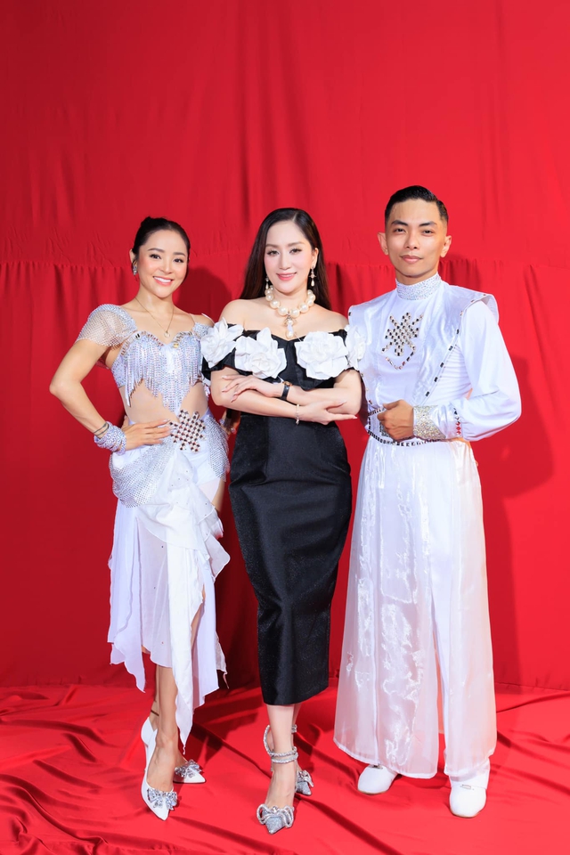 Vì sao Khánh Thi liên tục đổi bạn nhảy nữ cho Phan Hiển?- Ảnh 1. Vì sao Khánh Thi liên tục đổi bạn nhảy nữ cho Phan Hiển?- Ảnh 1.