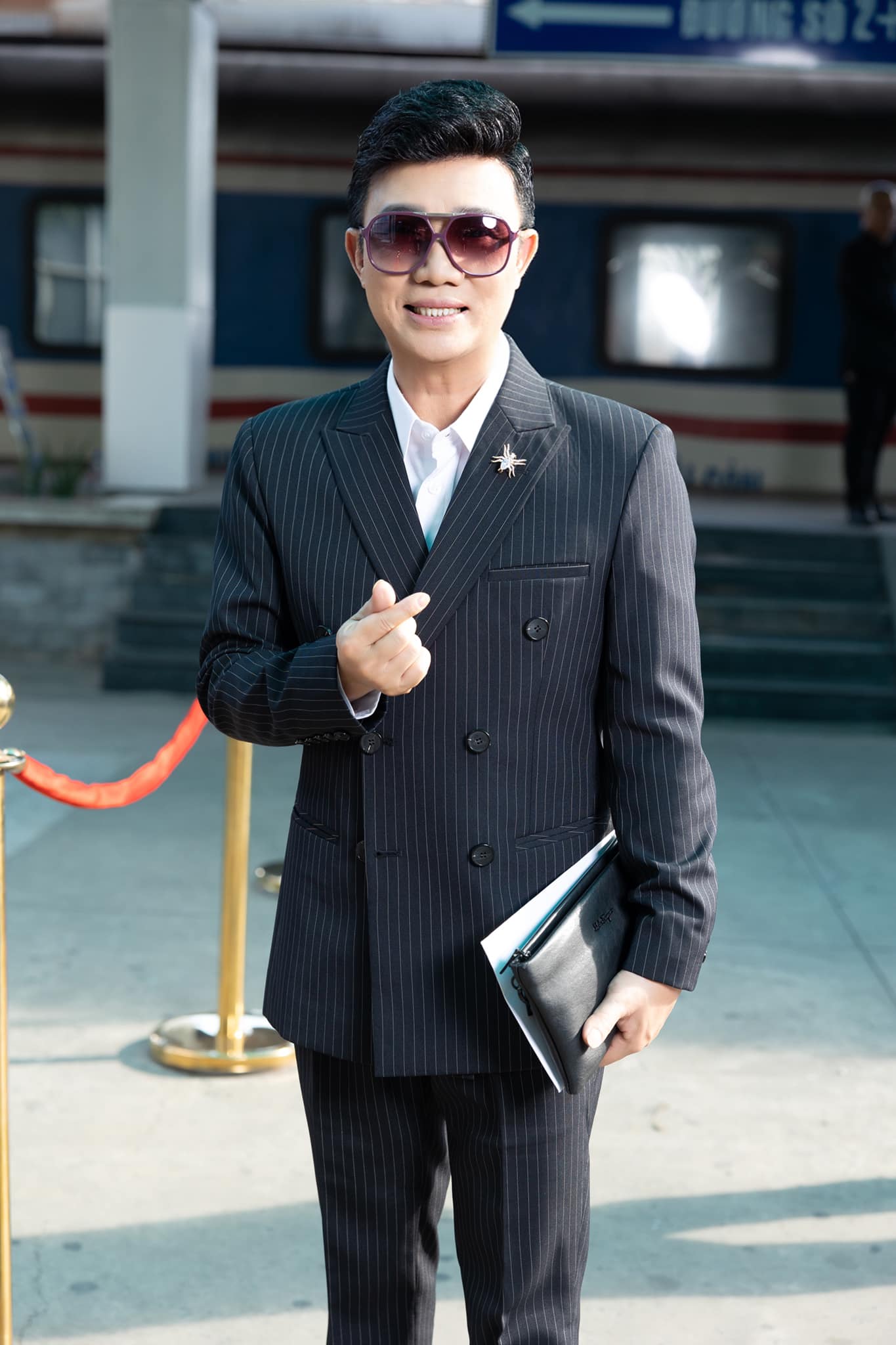 Nam ca sĩ Việt 61 tuổi không vợ con, nổi tiếng giàu có, chăm sóc hơn 20 cháu - Ảnh 1. Nam ca sĩ Việt 61 tuổi không vợ con, nổi tiếng giàu có, chăm sóc hơn 20 cháu - Ảnh 1.