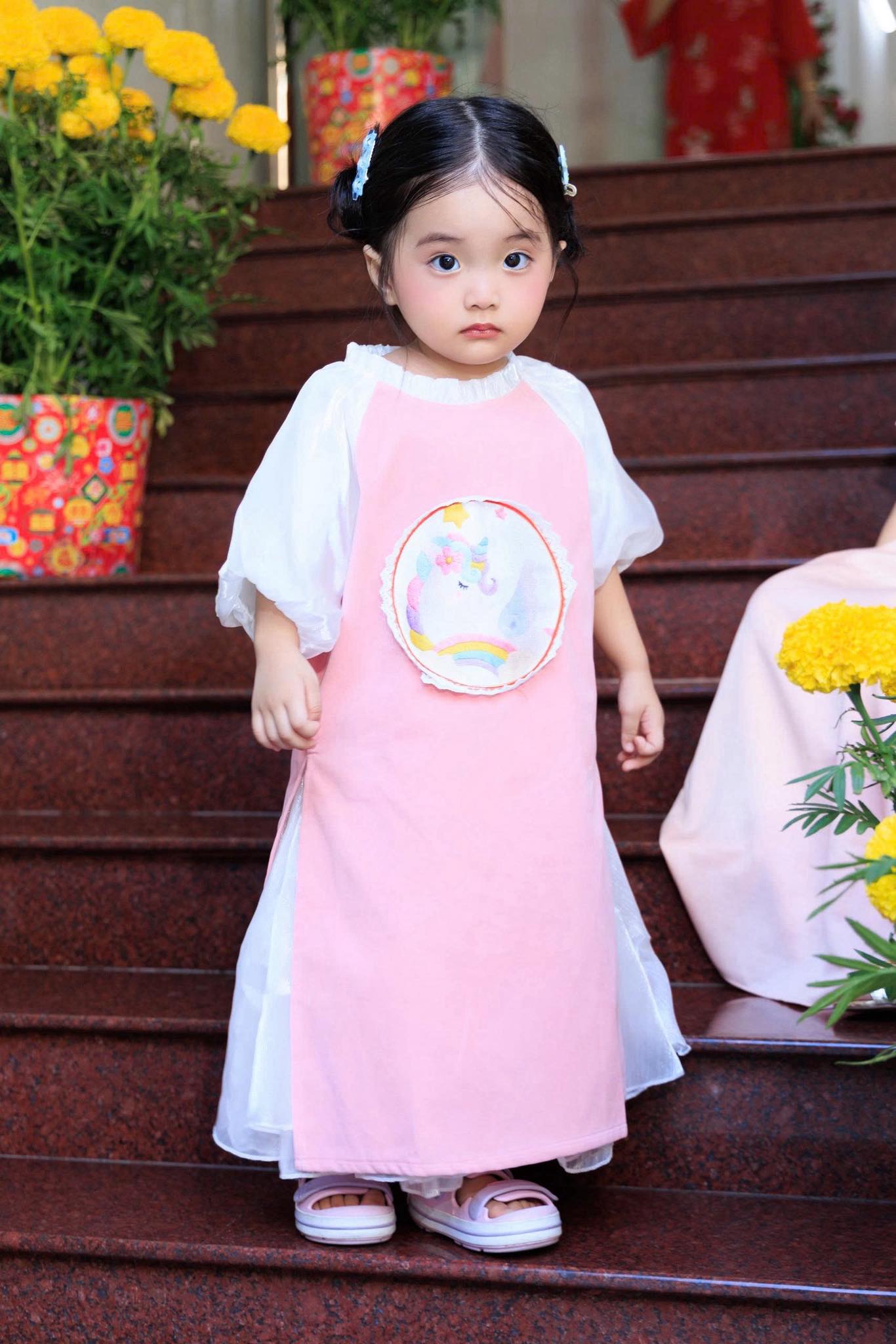 Đừng nh&igrave;n Lisa nh&agrave; Kh&aacute;nh Thi - Phan Hiển xinh y&ecirc;u như b&uacute;p b&ecirc; m&agrave; nhầm, c&ocirc; nh&oacute;c bị phạt v&igrave; bắt nạt anh trai đ&acirc;y n&agrave;y!- Ảnh 1.