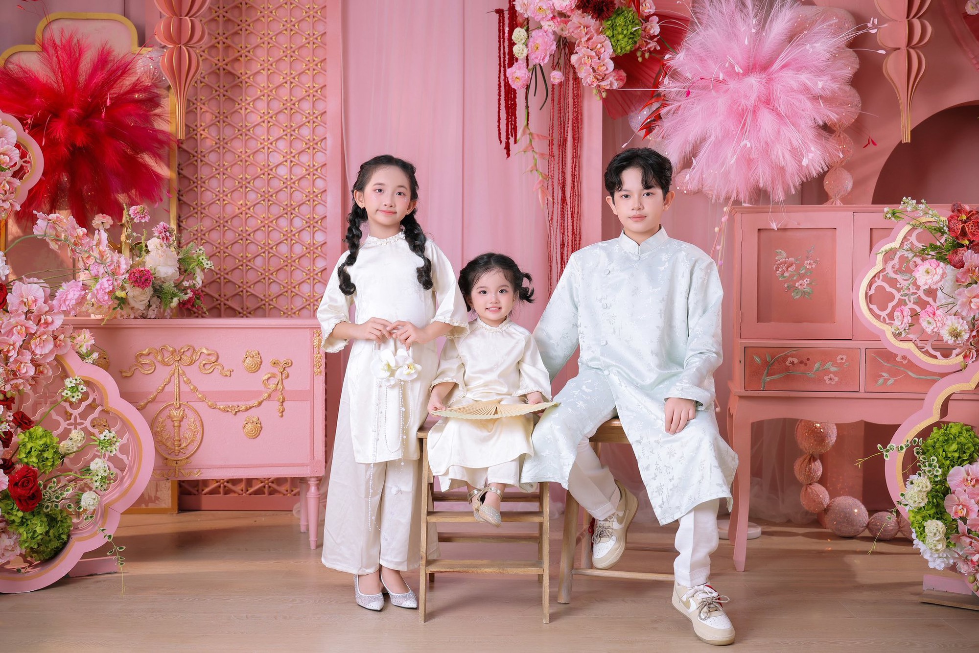 Đừng nh&igrave;n Lisa nh&agrave; Kh&aacute;nh Thi - Phan Hiển xinh y&ecirc;u như b&uacute;p b&ecirc; m&agrave; nhầm, c&ocirc; nh&oacute;c bị phạt v&igrave; bắt nạt anh trai đ&acirc;y n&agrave;y!- Ảnh 4.