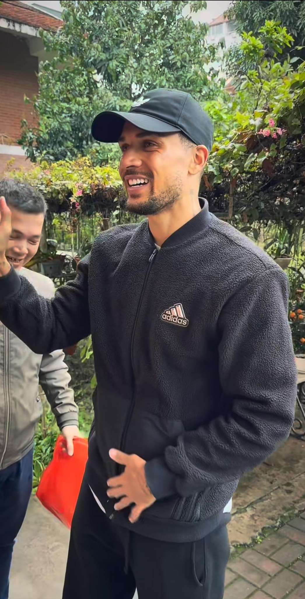 Lần đầu đ&oacute;n Tết Việt, Đỗ Ho&agrave;ng H&ecirc;n g&acirc;y bất ngờ với h&agrave;nh động đẹp- Ảnh 1.