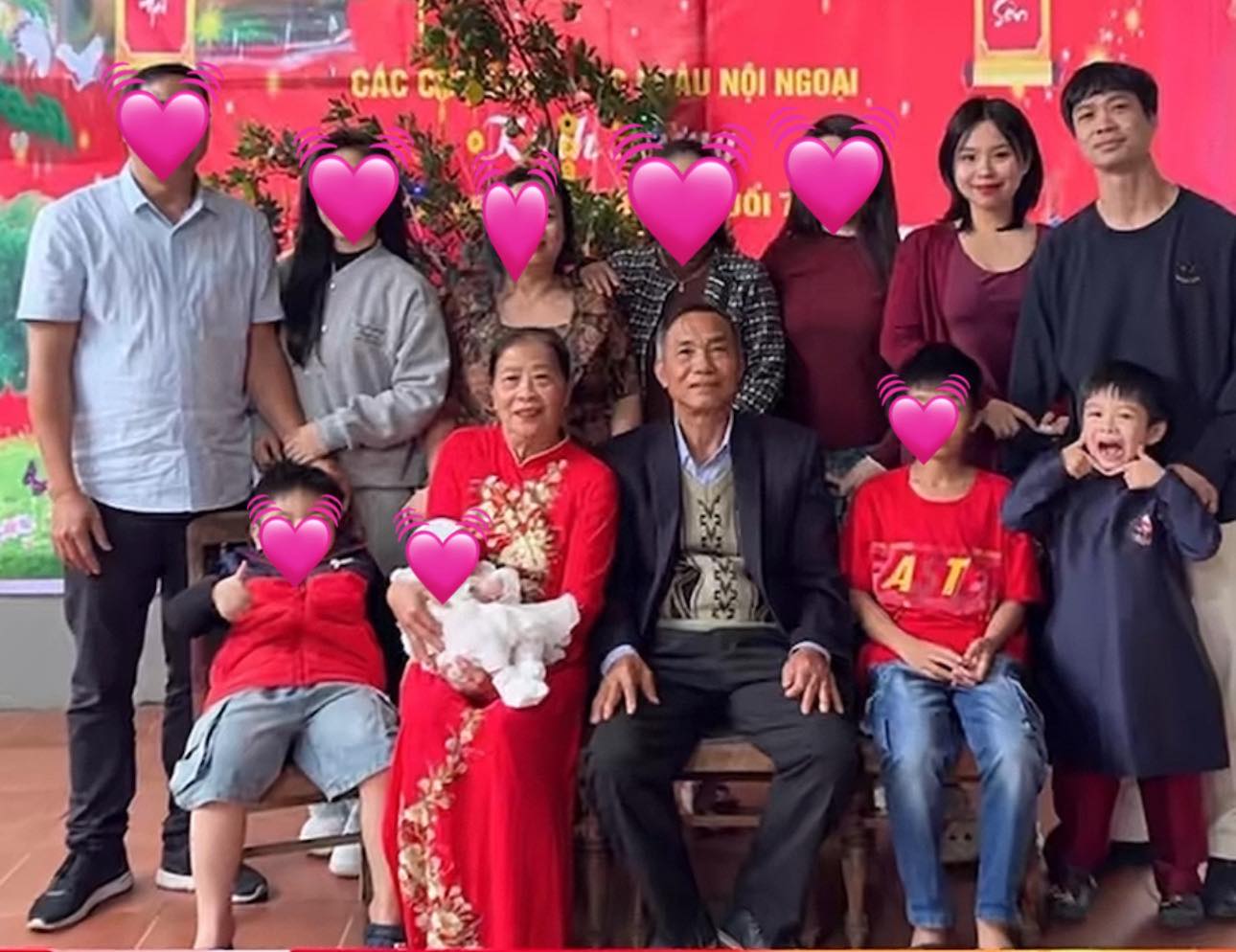 Không nhận ra Viên Minh vợ Công Phượng khi về quê mừng thọ bố mẹ chồng - Ảnh 1.