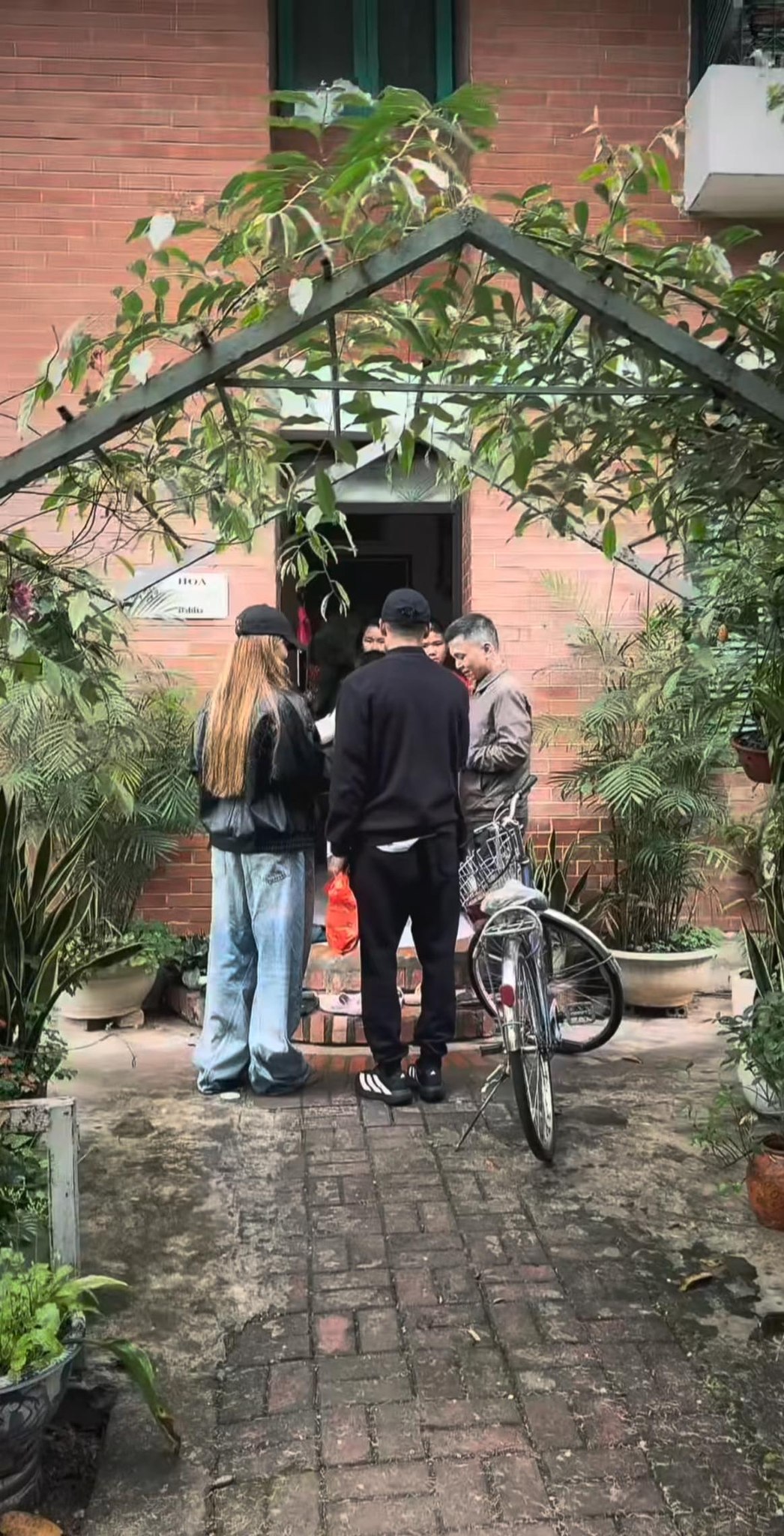 Lần đầu đ&oacute;n Tết Việt, Đỗ Ho&agrave;ng H&ecirc;n g&acirc;y bất ngờ với h&agrave;nh động đẹp- Ảnh 4.