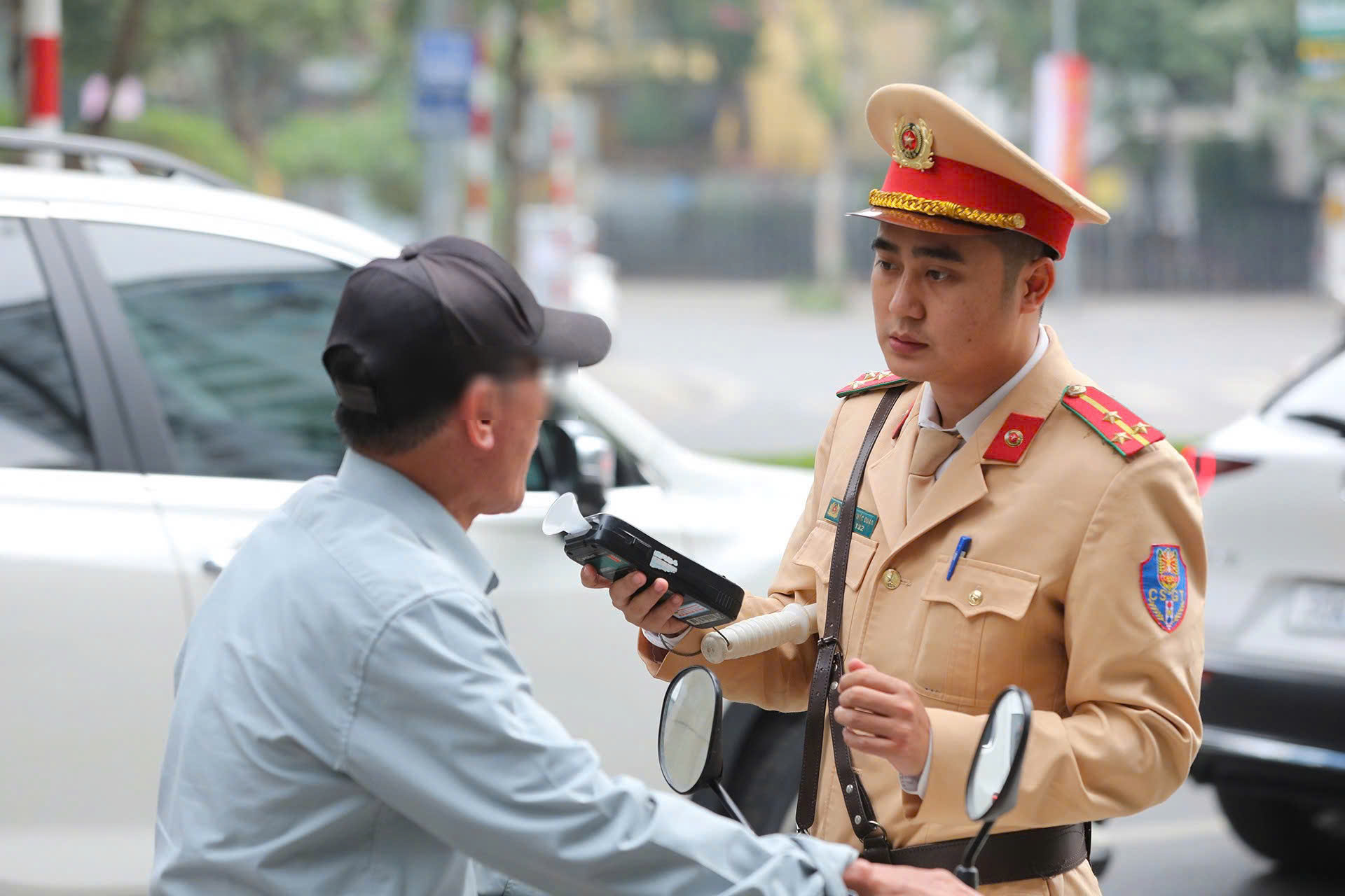 CSGT kiểm tra nồng độ cồn