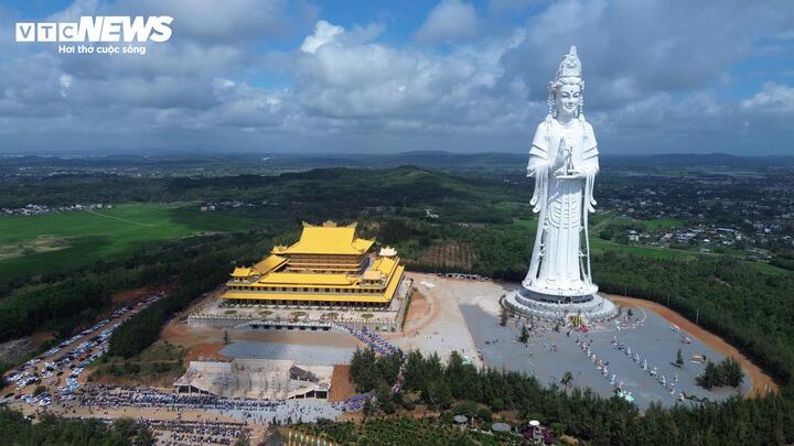 D&ograve;ng người nườm nượp chi&ecirc;m b&aacute;i tượng Phật Quan &Acirc;m cao nhất Đ&ocirc;ng Nam &Aacute; năm 2026 - Ảnh 1.