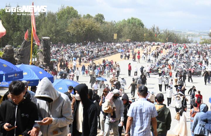 D&ograve;ng người nườm nượp chi&ecirc;m b&aacute;i tượng Phật Quan &Acirc;m cao nhất Đ&ocirc;ng Nam &Aacute; năm 2026 - Ảnh 4.