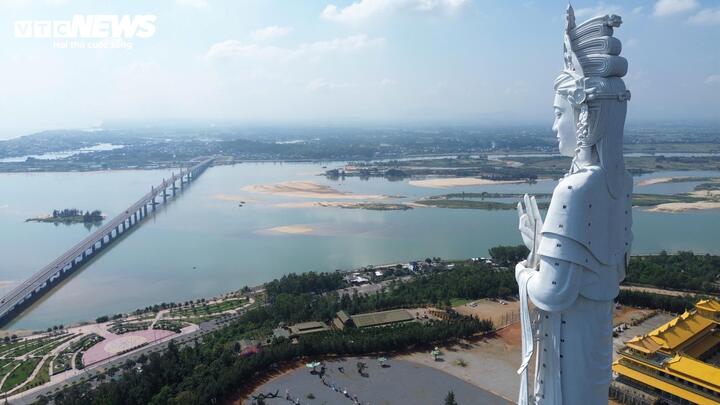 D&ograve;ng người nườm nượp chi&ecirc;m b&aacute;i tượng Phật Quan &Acirc;m cao nhất Đ&ocirc;ng Nam &Aacute; năm 2026 - Ảnh 6.