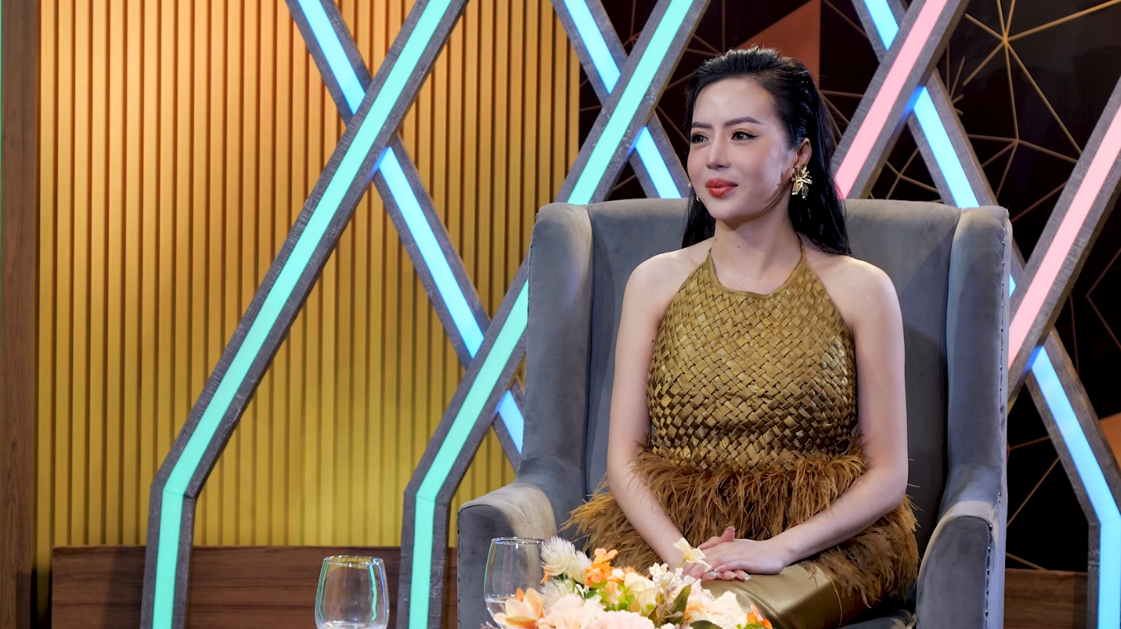 Nữ ca sĩ làm phục vụ quán cà phê, hát tiệc cưới được danh ca Ngọc Sơn nói thẳng: Phải biết sống, lúc nào cũng cần khiêm tốn - Ảnh 3. Nữ ca sĩ làm phục vụ quán cà phê, hát tiệc cưới được danh ca Ngọc Sơn nói thẳng: Phải biết sống, lúc nào cũng cần khiêm tốn - Ảnh 3.