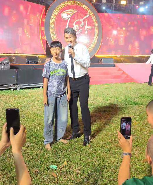 "&Ocirc;ng ho&agrave;ng nhạc Việt" đ&igrave;nh đ&aacute;m một thời đi h&aacute;t hội chợ, được nhiều người v&acirc;y k&iacute;n chụp ảnh - Ảnh 2.