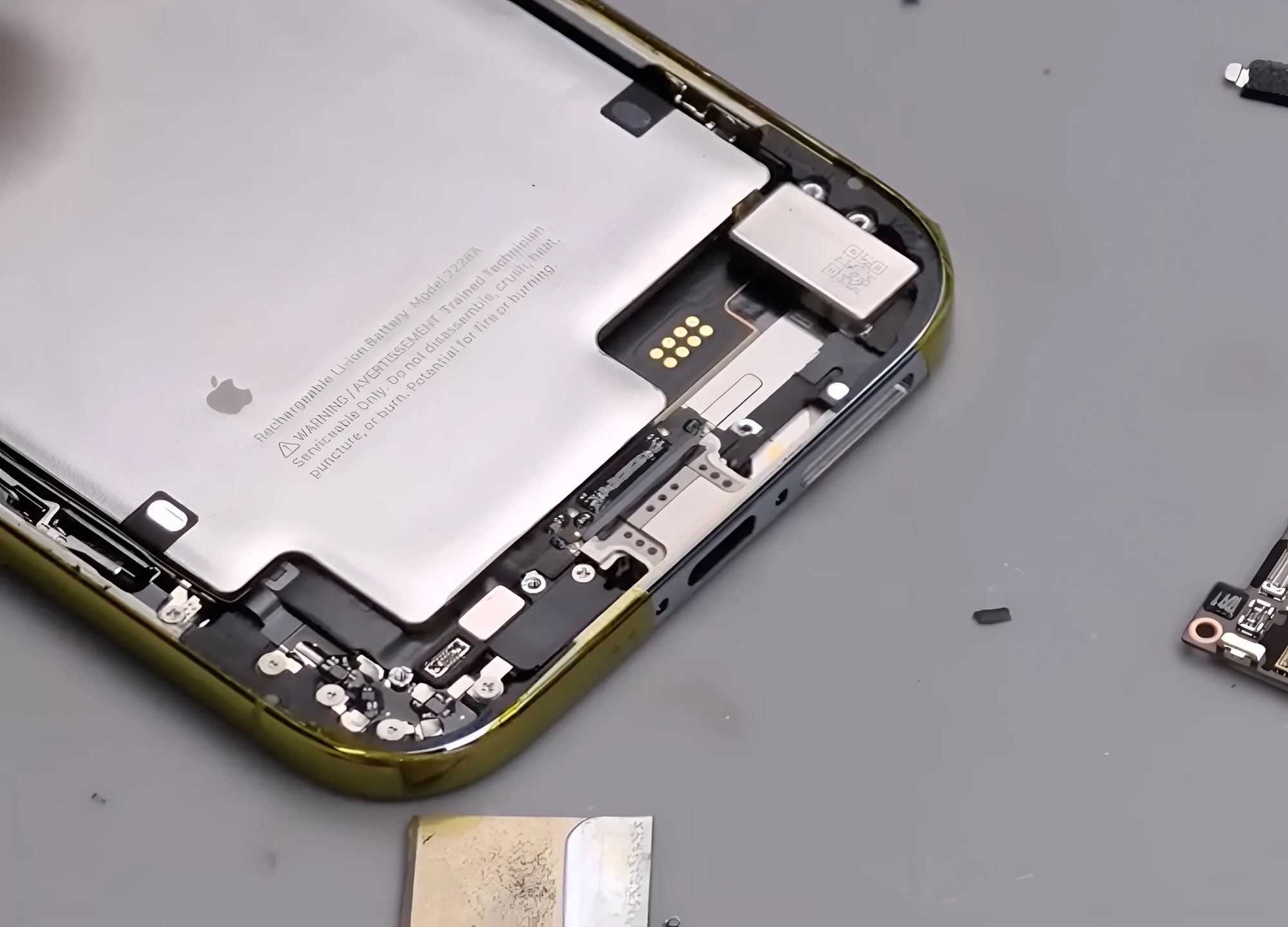 IPhone Air độc lạ với lưng k&iacute;nh trong suốt v&agrave; khe SIM thật năm 2026 - Ảnh 2.