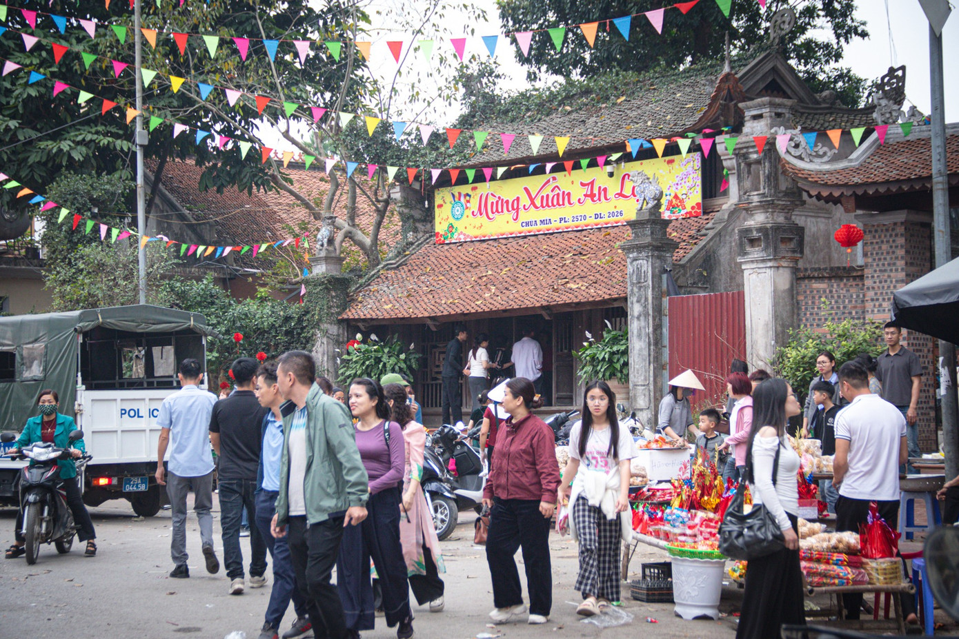 D&ograve;ng người đổ bộ l&agrave;ng cổ Đường L&acirc;m săn ảnh Tết xưa 2026 - Ảnh 12.