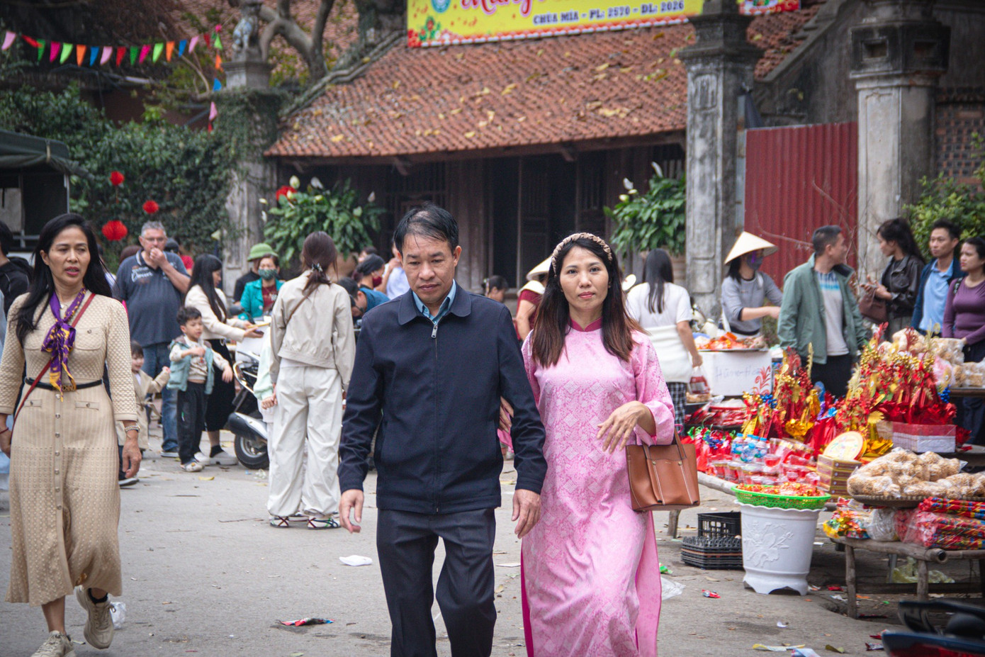 D&ograve;ng người đổ bộ l&agrave;ng cổ Đường L&acirc;m săn ảnh Tết xưa 2026 - Ảnh 13.