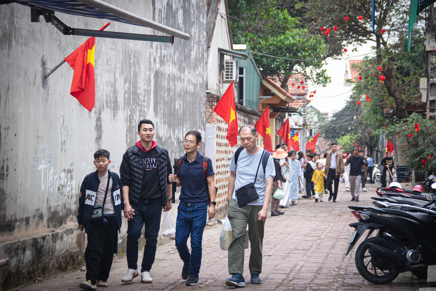 D&ograve;ng người đổ bộ l&agrave;ng cổ Đường L&acirc;m săn ảnh Tết xưa 2026 - Ảnh 1.