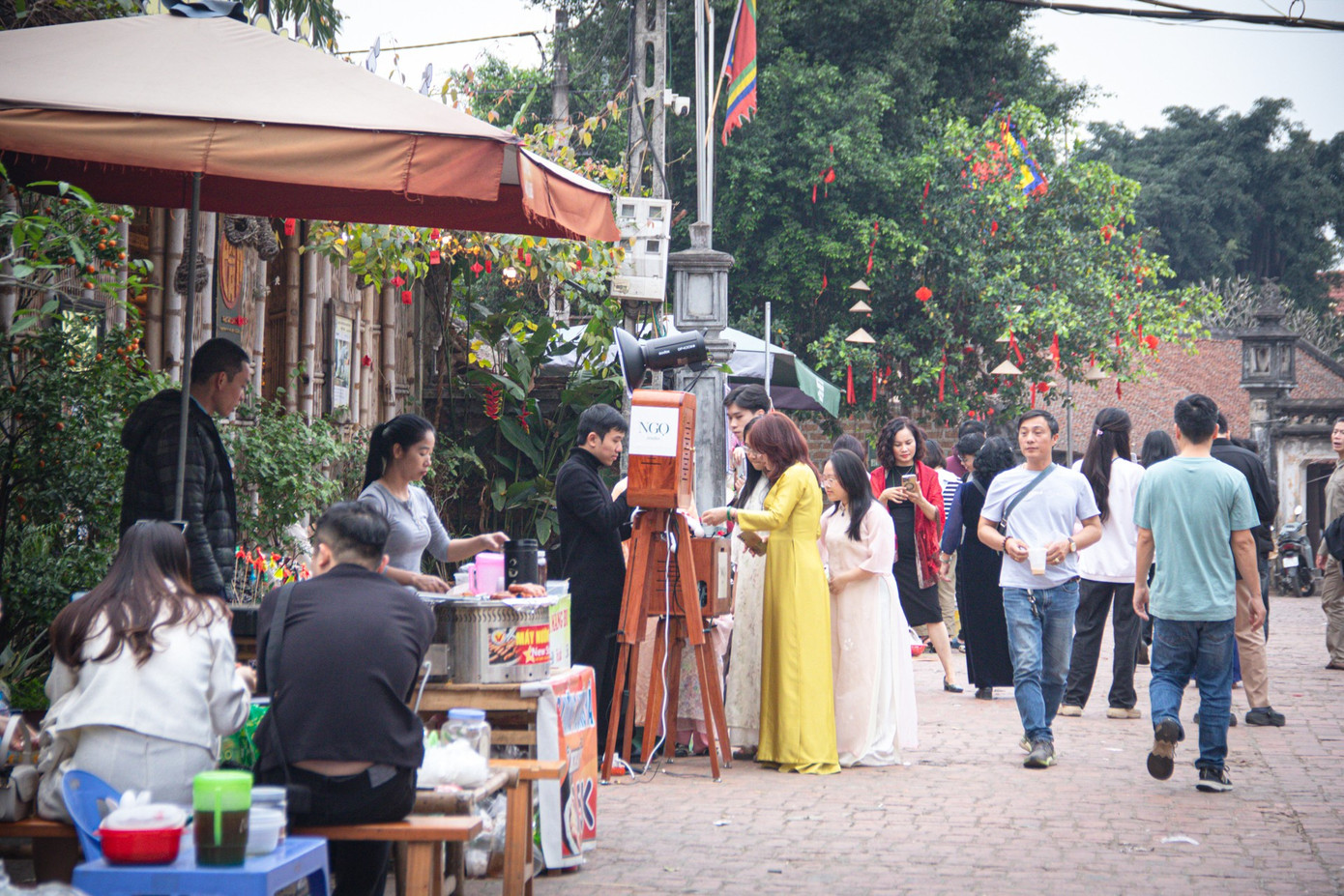 D&ograve;ng người đổ bộ l&agrave;ng cổ Đường L&acirc;m săn ảnh Tết xưa 2026 - Ảnh 2.