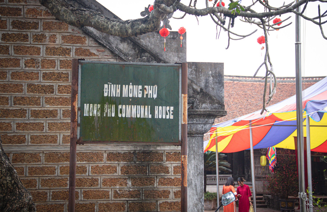 D&ograve;ng người đổ bộ l&agrave;ng cổ Đường L&acirc;m săn ảnh Tết xưa 2026 - Ảnh 4.