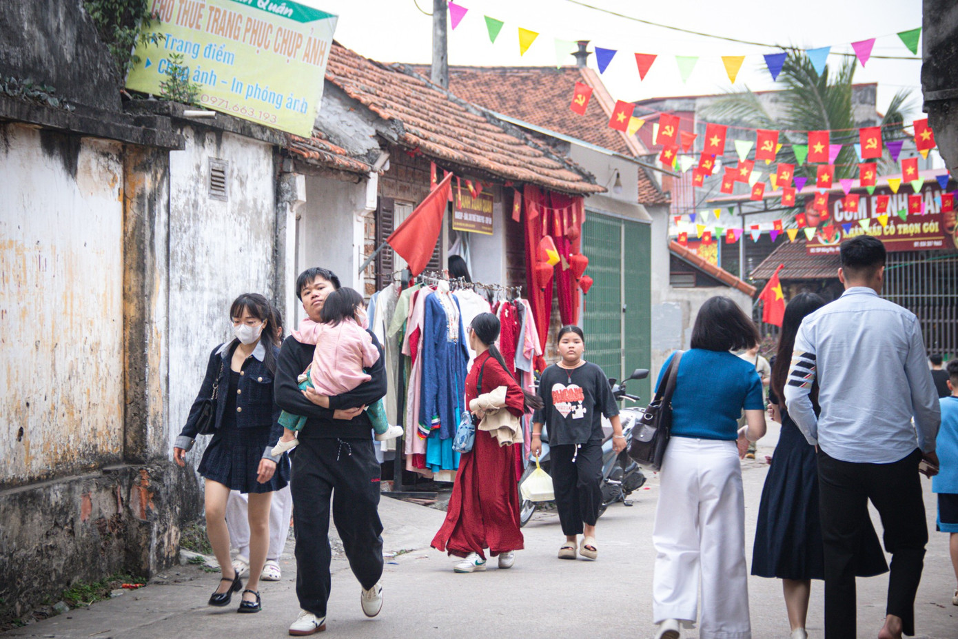 D&ograve;ng người đổ bộ l&agrave;ng cổ Đường L&acirc;m săn ảnh Tết xưa 2026 - Ảnh 3.