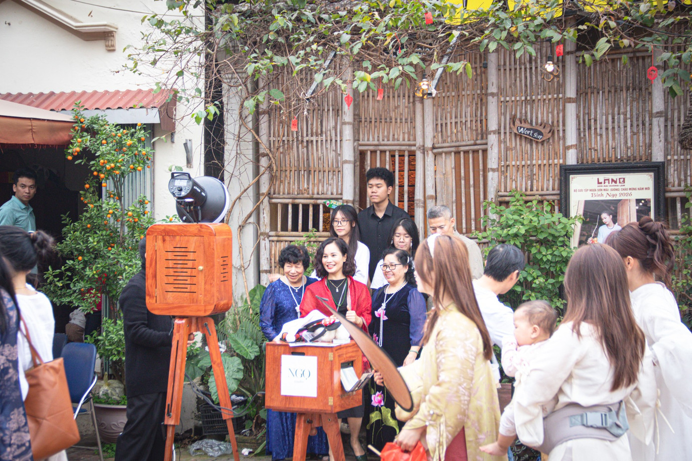 D&ograve;ng người đổ bộ l&agrave;ng cổ Đường L&acirc;m săn ảnh Tết xưa 2026 - Ảnh 6.