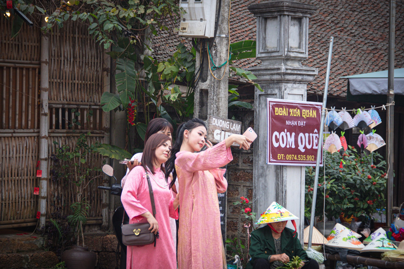 D&ograve;ng người đổ bộ l&agrave;ng cổ Đường L&acirc;m săn ảnh Tết xưa 2026 - Ảnh 11.