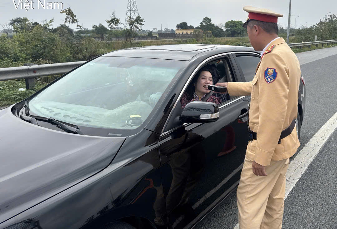 CSGT kiểm tra nồng độ cồn
