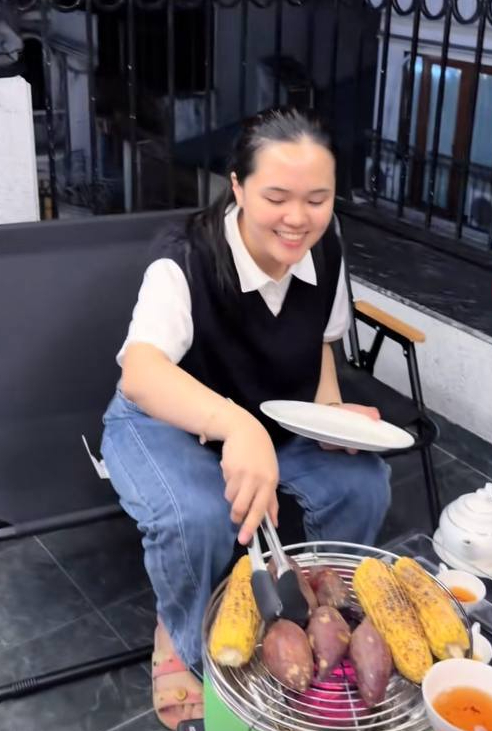 Vợ chồng Duy Mạnh đón dàn tuyển thủ thăm nhà mới 5 tầng mặt phố cổ, style của tiểu thư Quỳnh Anh gây chú ý - Ảnh 1.