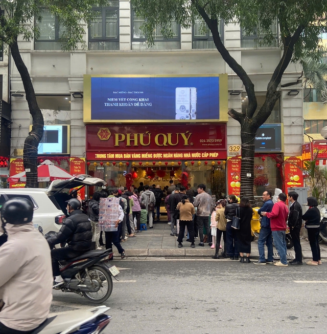 [ẢNH, CLIP] Tiệm v&agrave;ng h&ocirc;m nay: Gi&aacute; v&agrave;ng gần 18,5 triệu đồng/chỉ, "Thần T&agrave;i" xin dừng phục vụ v&igrave; kh&aacute;ch mua v&agrave;ng qu&aacute; đ&ocirc;ng - Ảnh 1.