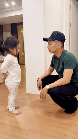 Đừng nh&igrave;n Lisa nh&agrave; Kh&aacute;nh Thi - Phan Hiển xinh y&ecirc;u như b&uacute;p b&ecirc; m&agrave; nhầm, c&ocirc; nh&oacute;c bị phạt v&igrave; bắt nạt anh trai đ&acirc;y n&agrave;y!- Ảnh 3.