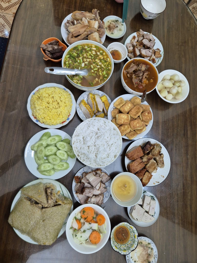 Mùng 7 đi làm trở lại nhưng mùng 10 vẫn ôm laptop và