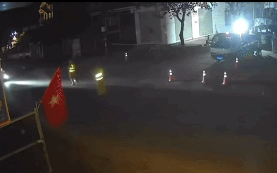 Truy bắt 2 nghi phạm trong nhóm côn đồ hành hung công an viên ở Hải Phòng - Ảnh 4.