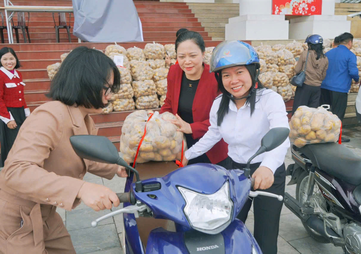 Lãnh đạo xã Vũ Thư livestream bán khoai tây giúp bà con nông dân Hưng Yên - Ảnh 2.