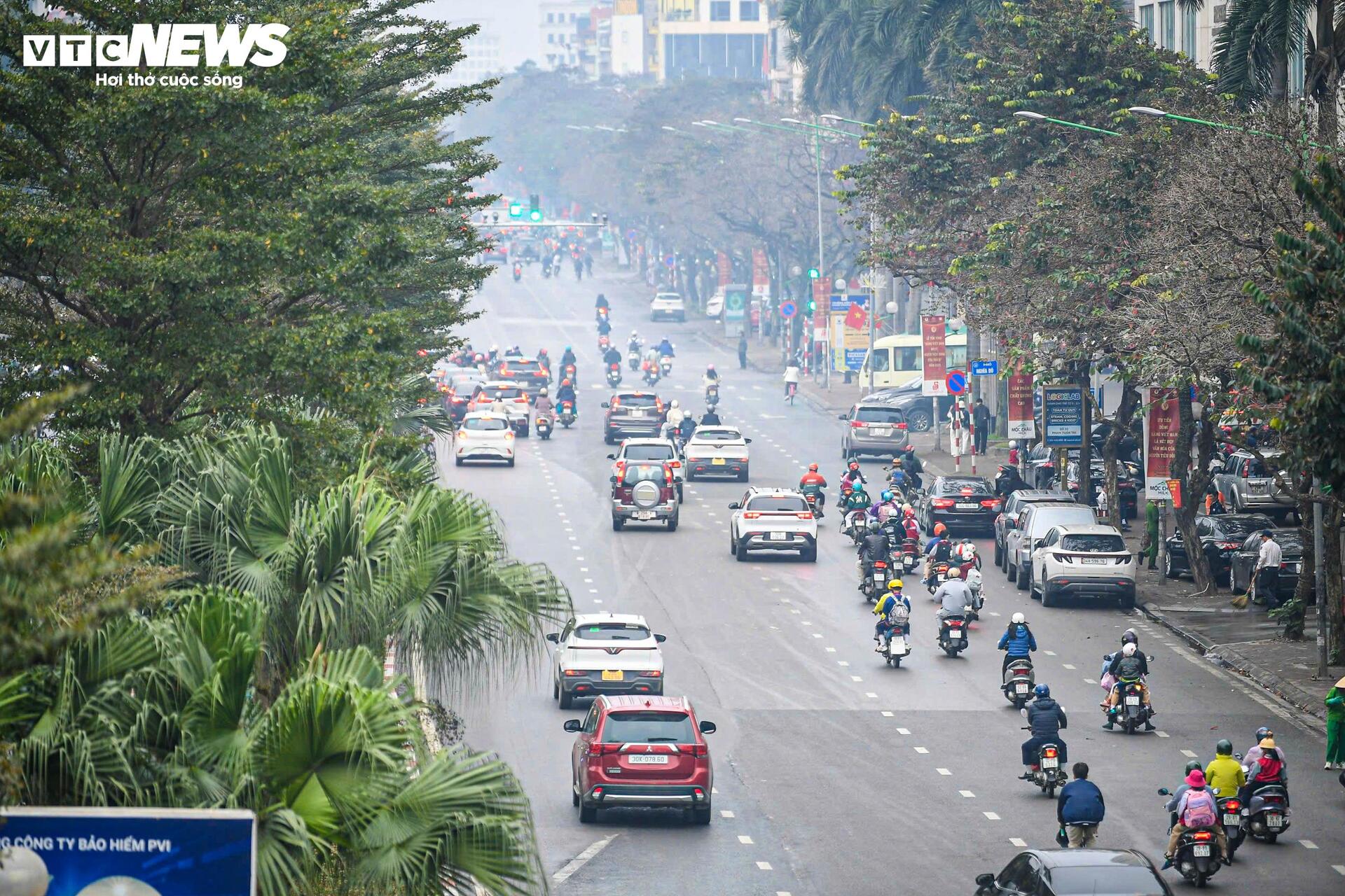 Giao th&ocirc;ng H&agrave; Nội ng&agrave;y đầu l&agrave;m việc sau Tết 2026: Nơi th&ocirc;ng tho&aacute;ng , chỗ &ugrave;n tắc - Ảnh 13.