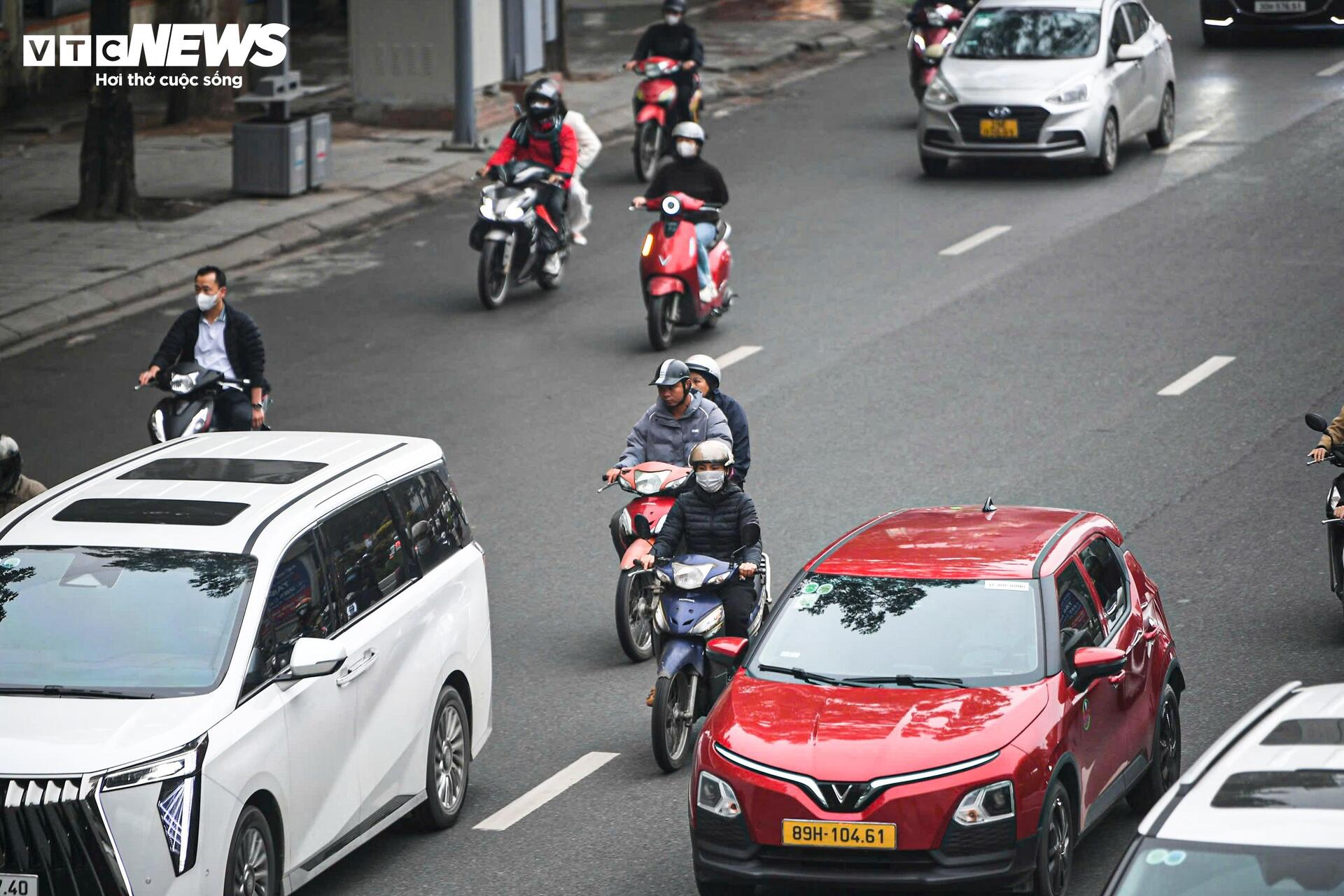 Giao th&ocirc;ng H&agrave; Nội ng&agrave;y đầu l&agrave;m việc sau Tết 2026: Nơi th&ocirc;ng tho&aacute;ng , chỗ &ugrave;n tắc - Ảnh 10.