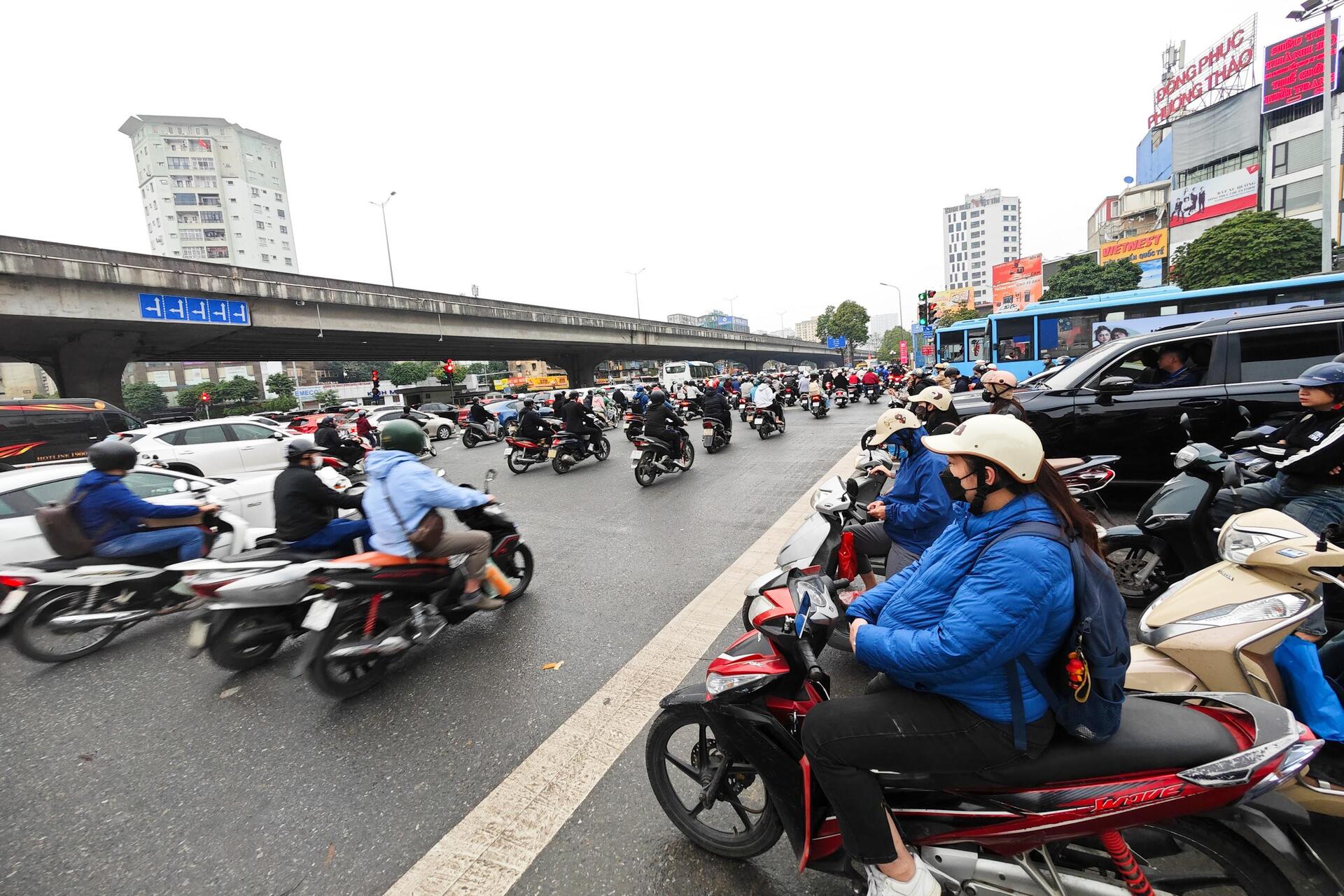 Giao th&ocirc;ng H&agrave; Nội ng&agrave;y đầu l&agrave;m việc sau Tết 2026: Nơi th&ocirc;ng tho&aacute;ng , chỗ &ugrave;n tắc - Ảnh 12.