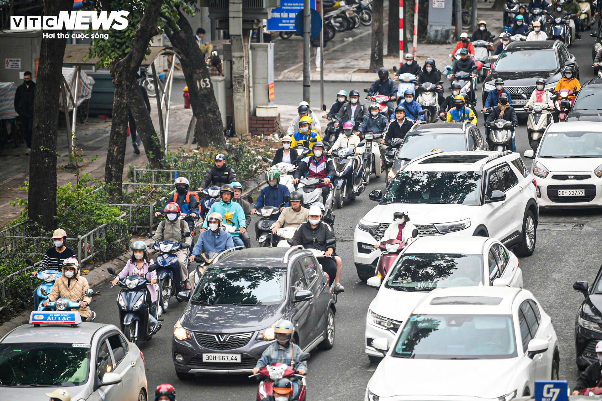 Giao th&ocirc;ng H&agrave; Nội ng&agrave;y đầu l&agrave;m việc sau Tết 2026: Nơi th&ocirc;ng tho&aacute;ng , chỗ &ugrave;n tắc - Ảnh 2.