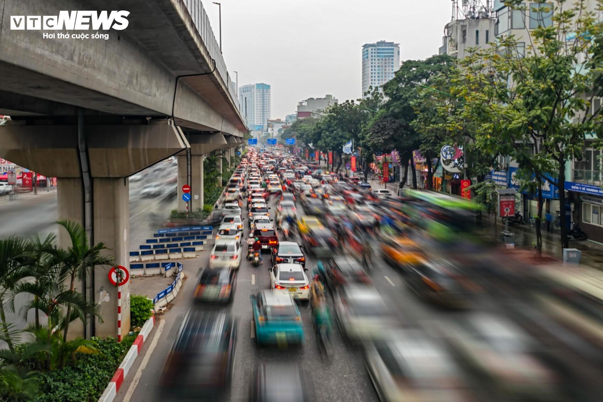 Giao th&ocirc;ng H&agrave; Nội ng&agrave;y đầu l&agrave;m việc sau Tết 2026: Nơi th&ocirc;ng tho&aacute;ng , chỗ &ugrave;n tắc - Ảnh 5.