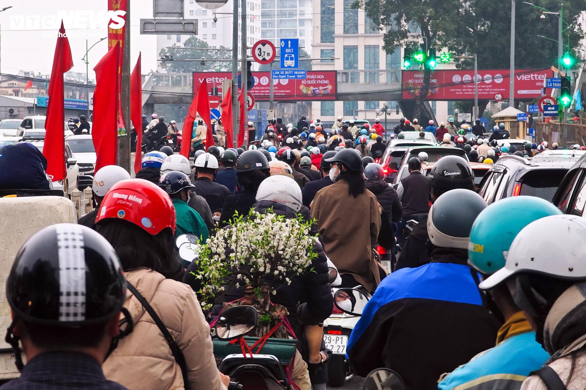 Giao th&ocirc;ng H&agrave; Nội ng&agrave;y đầu l&agrave;m việc sau Tết 2026: Nơi th&ocirc;ng tho&aacute;ng , chỗ &ugrave;n tắc - Ảnh 6.