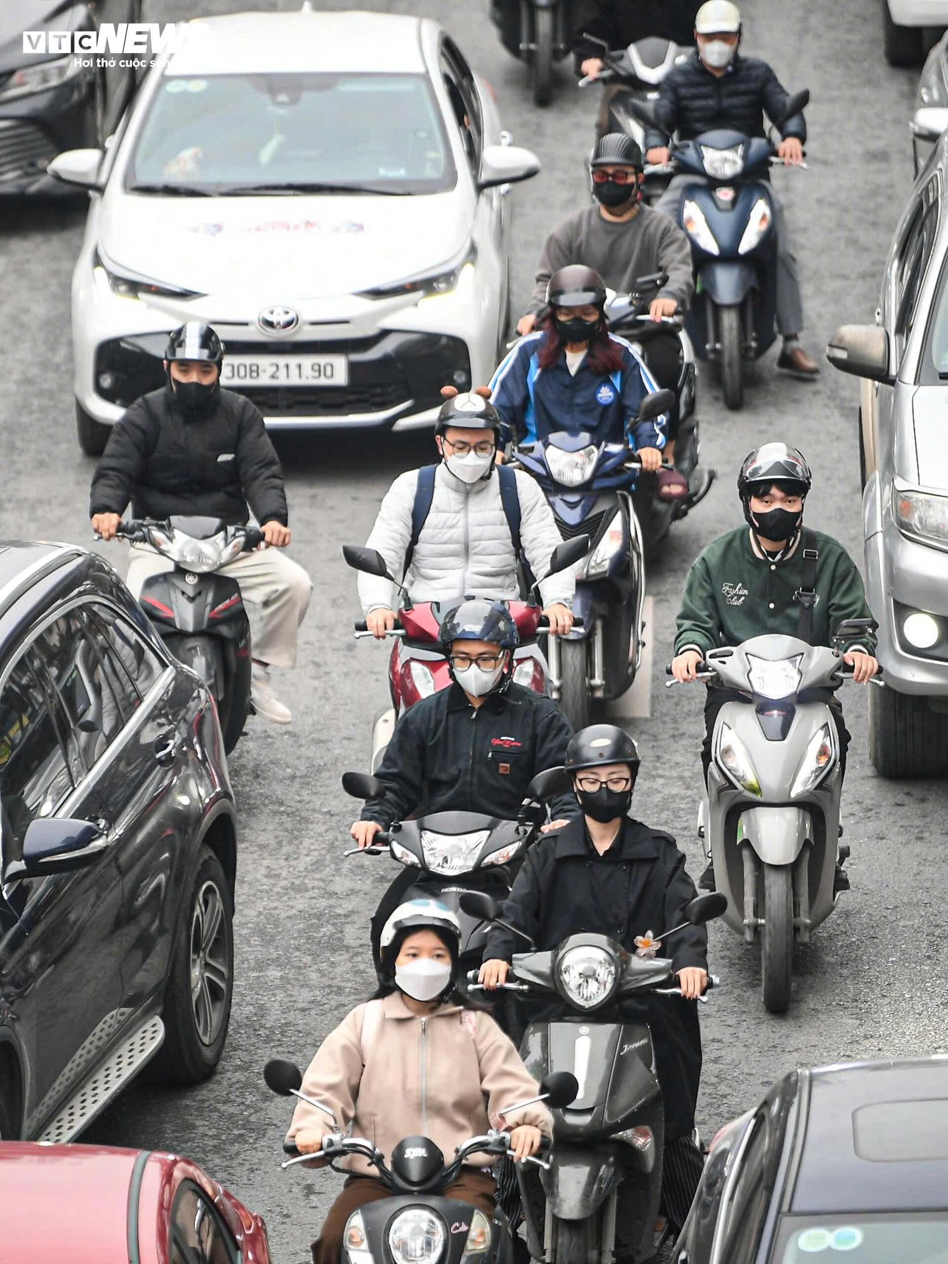 Giao th&ocirc;ng H&agrave; Nội ng&agrave;y đầu l&agrave;m việc sau Tết 2026: Nơi th&ocirc;ng tho&aacute;ng , chỗ &ugrave;n tắc - Ảnh 7.