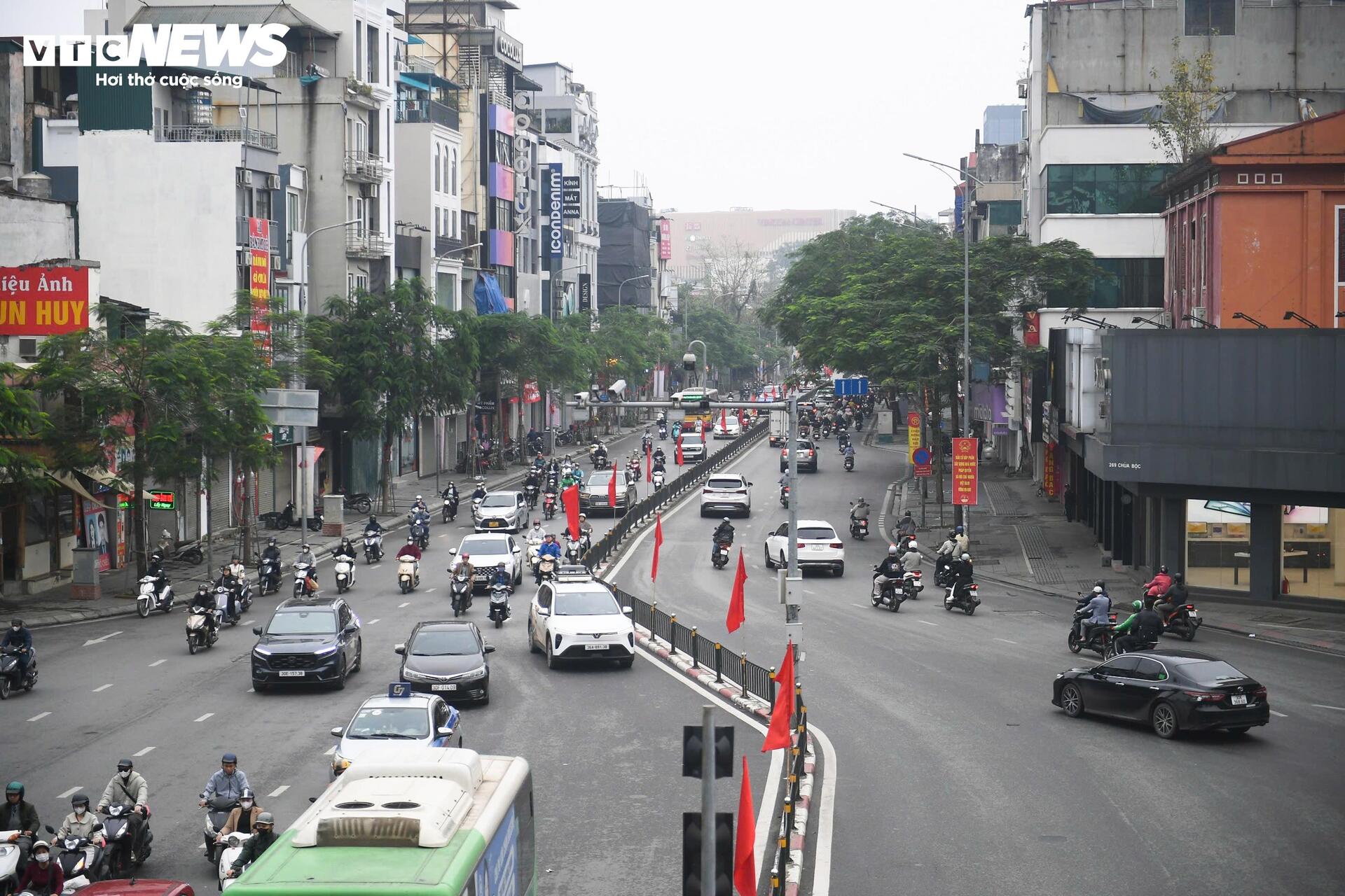 Giao th&ocirc;ng H&agrave; Nội ng&agrave;y đầu l&agrave;m việc sau Tết 2026: Nơi th&ocirc;ng tho&aacute;ng , chỗ &ugrave;n tắc - Ảnh 8.