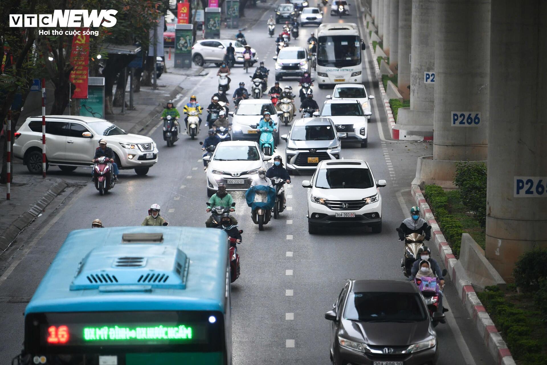 Giao th&ocirc;ng H&agrave; Nội ng&agrave;y đầu l&agrave;m việc sau Tết 2026: Nơi th&ocirc;ng tho&aacute;ng , chỗ &ugrave;n tắc - Ảnh 9.