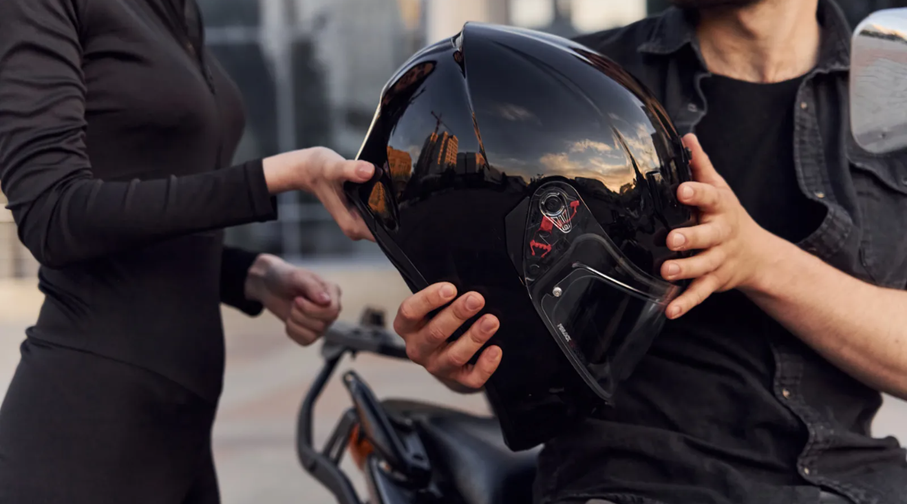 Nam sinh 18 tuổi nhồi m&aacute;u cơ tim v&igrave; phấn kh&iacute;ch khi chở hoa kh&ocirc;i lớp - Ảnh 1.