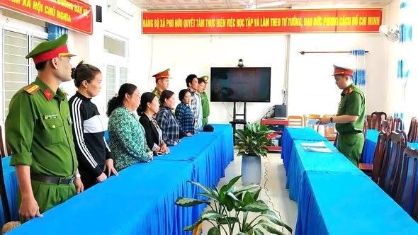 Ra lệnh cấm đi khỏi nơi cư trú đối với Trần Thị Nhậu và nhiều phụ nữ - Ảnh 1.