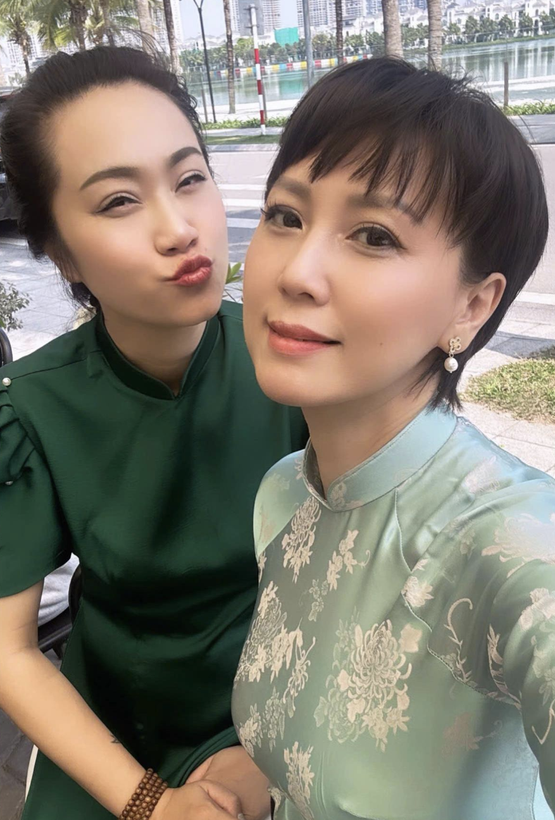 Văn Hậu du xu&acirc;n c&ugrave;ng nh&agrave; vợ, mẹ Do&atilde;n Hải My g&acirc;y sốt v&igrave; visual trẻ đẹp, một ch&iacute;n một mười với con  - Ảnh 8.