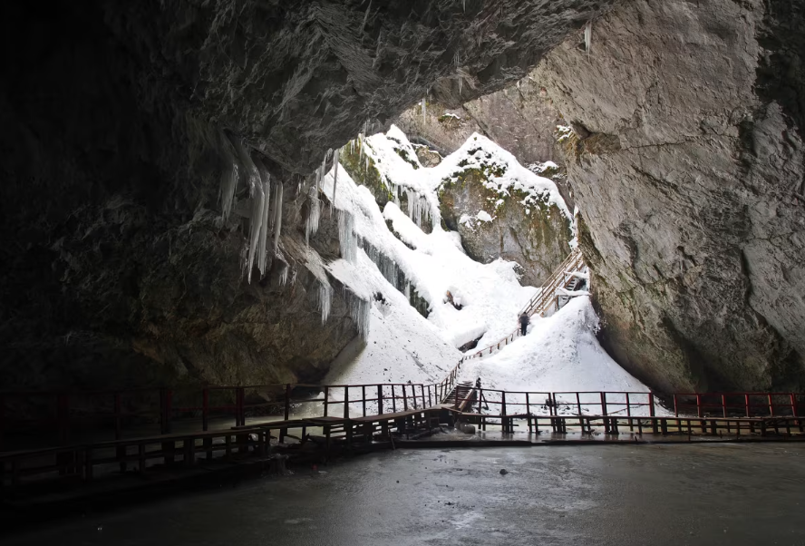 Một thứ b&iacute; ẩn bị "phong ấn" trong hang băng 5.000 năm vừa được giải ph&oacute;ng, c&oacute; thể tạo ra ph&eacute;p m&agrave;u cho nh&acirc;n loại - Ảnh 1.