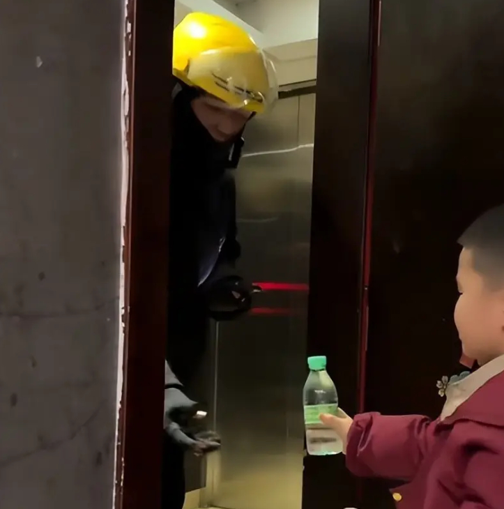 Dạy con l&ograve;ng biết ơn: H&agrave;nh động g&acirc;y tranh c&atilde;i của người mẹ với shipper - Ảnh 1.