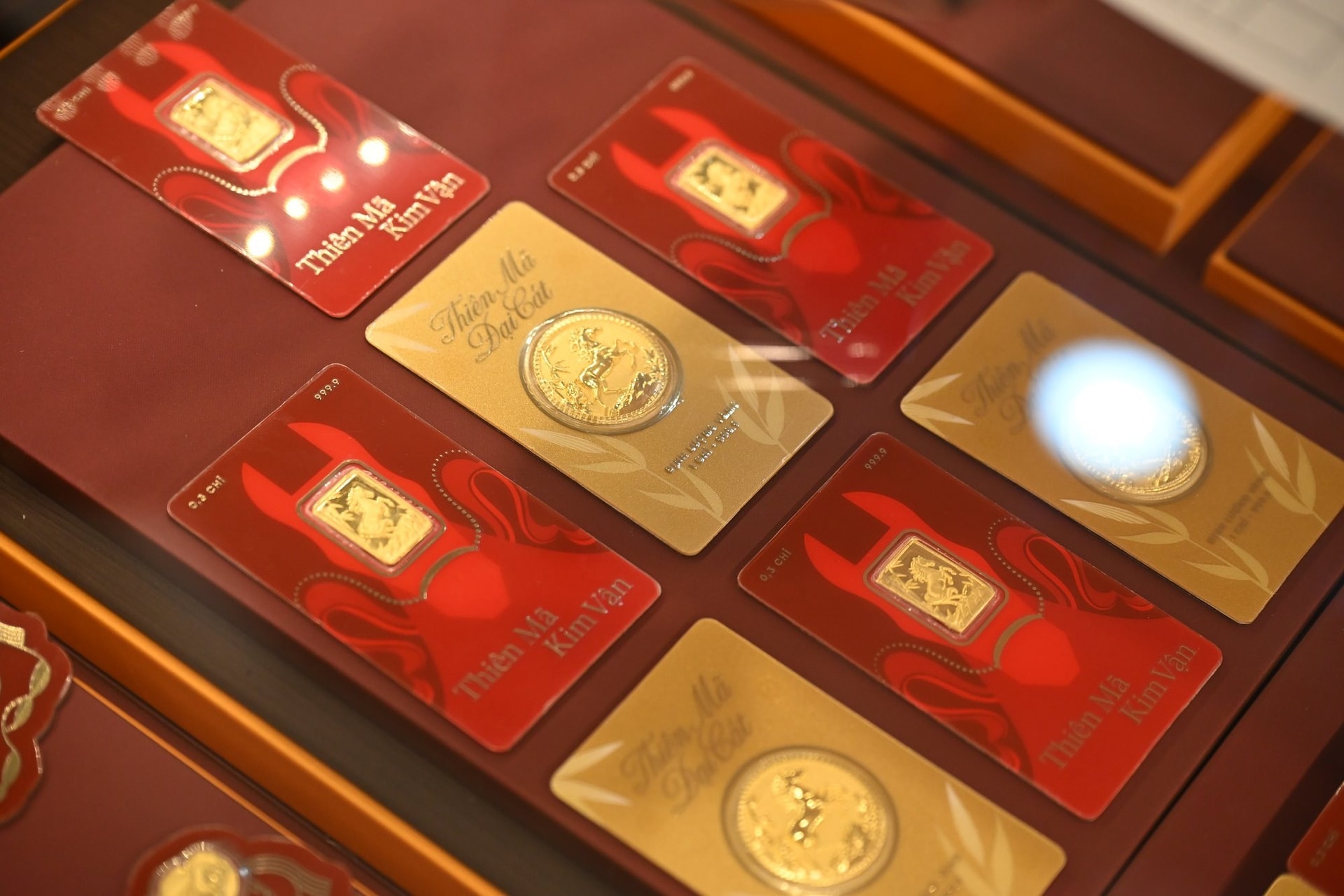 Vàng tăng 4 triệu đồng/lượng: 0,1 chỉ gây "sốt", đồng vàng Thiên Mã hoa đăng đẹp mãn nhãn - Ảnh 7.