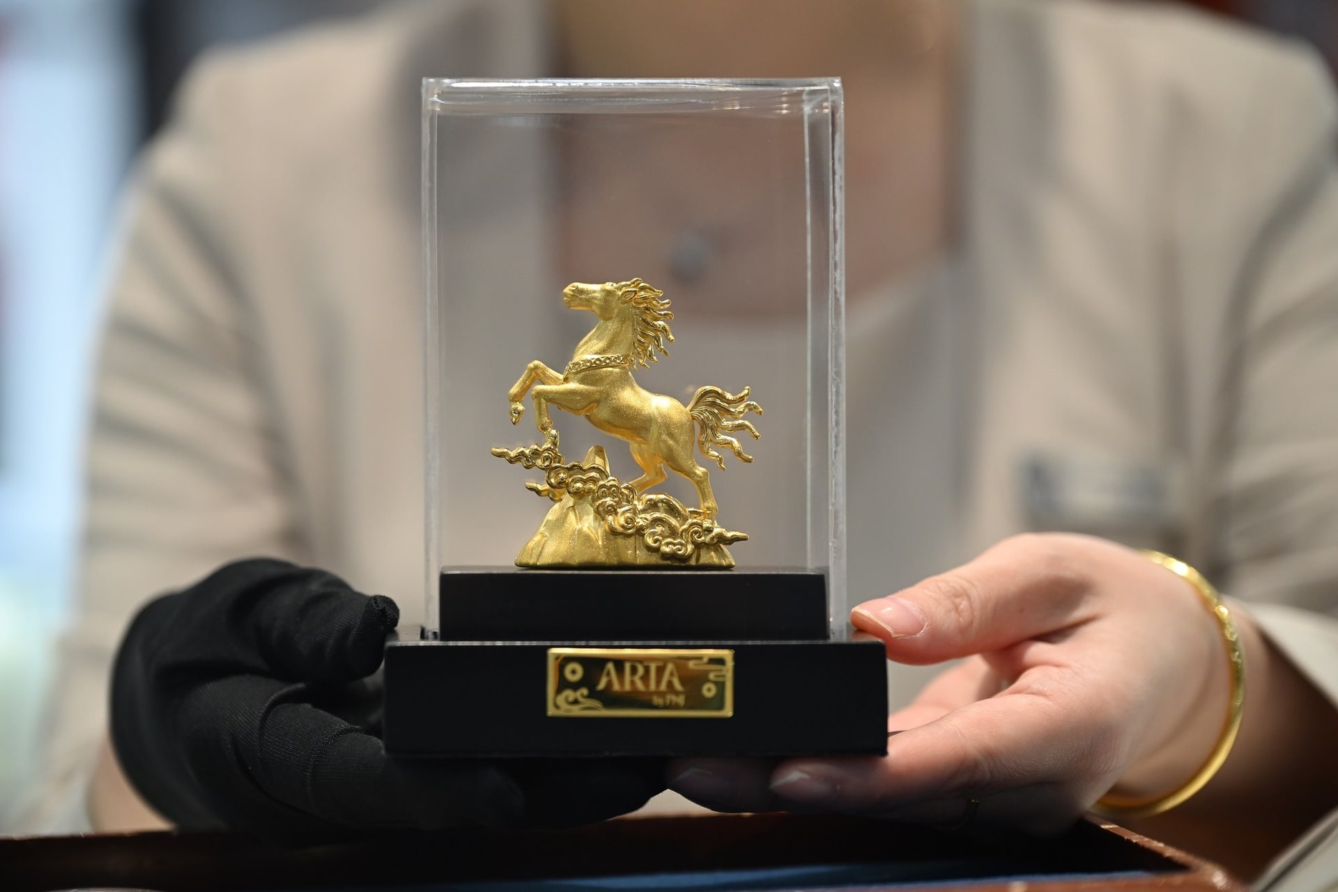 Vàng tăng 4 triệu đồng/lượng: 0,1 chỉ gây "sốt", đồng vàng Thiên Mã hoa đăng đẹp mãn nhãn - Ảnh 8.