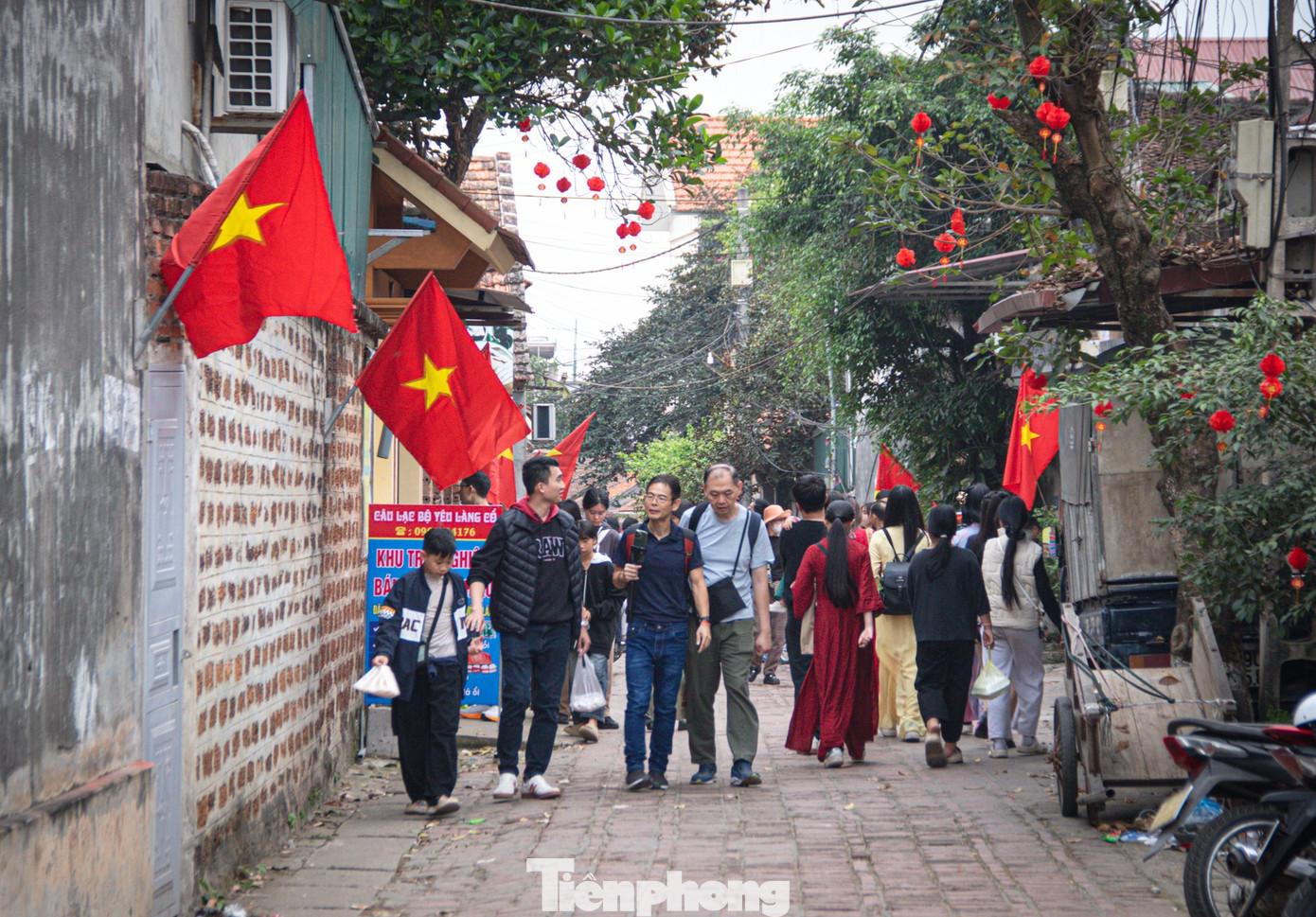 D&ograve;ng người đổ bộ l&agrave;ng cổ Đường L&acirc;m săn ảnh Tết xưa 2026 - Ảnh 8.