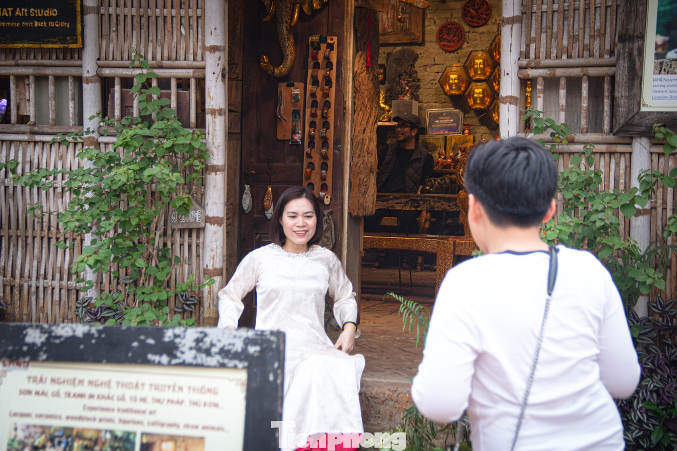 D&ograve;ng người đổ bộ l&agrave;ng cổ Đường L&acirc;m săn ảnh Tết xưa 2026 - Ảnh 9.