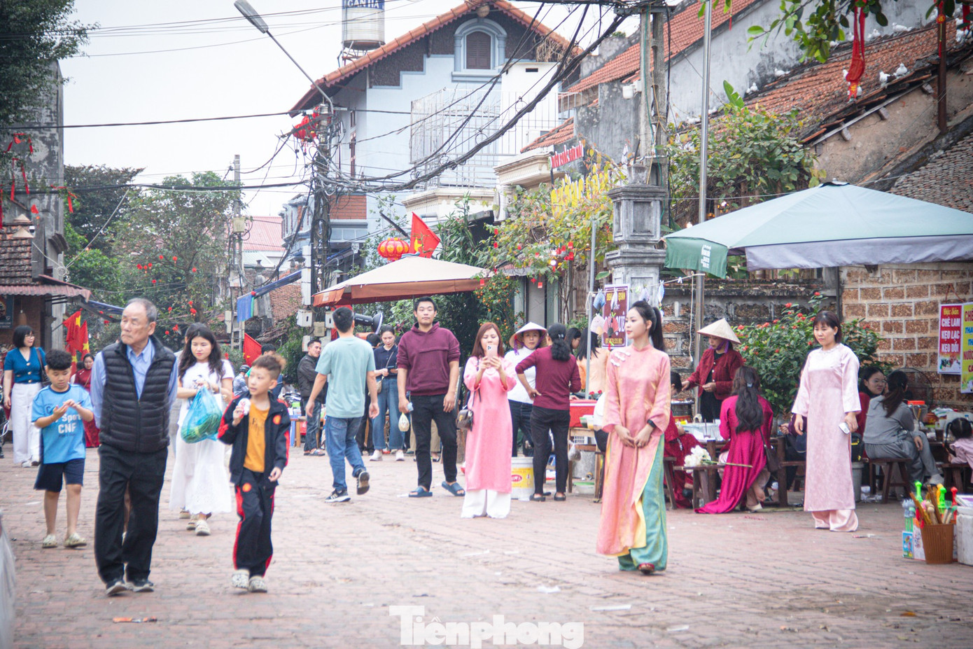 D&ograve;ng người đổ bộ l&agrave;ng cổ Đường L&acirc;m săn ảnh Tết xưa 2026 - Ảnh 7.